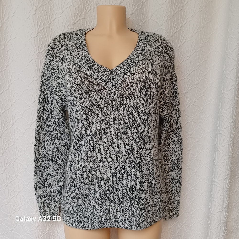 Victoria's Secret Women Size S Black and White V-Neck Sweater - Picture 7 of 13